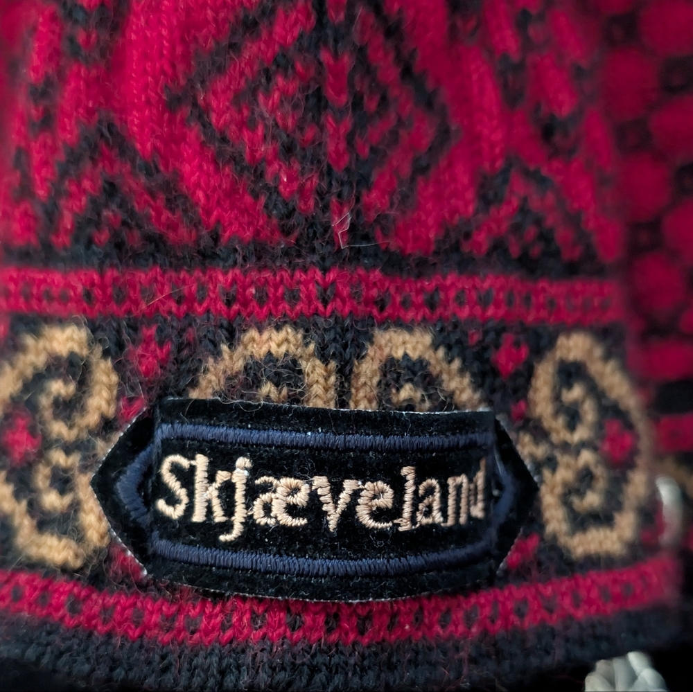 SKJÆVELAND Norway 100% Pure Wool Cardigan | Pewter Hooks | Red Nordic Heart MED - Picture 10 of 13